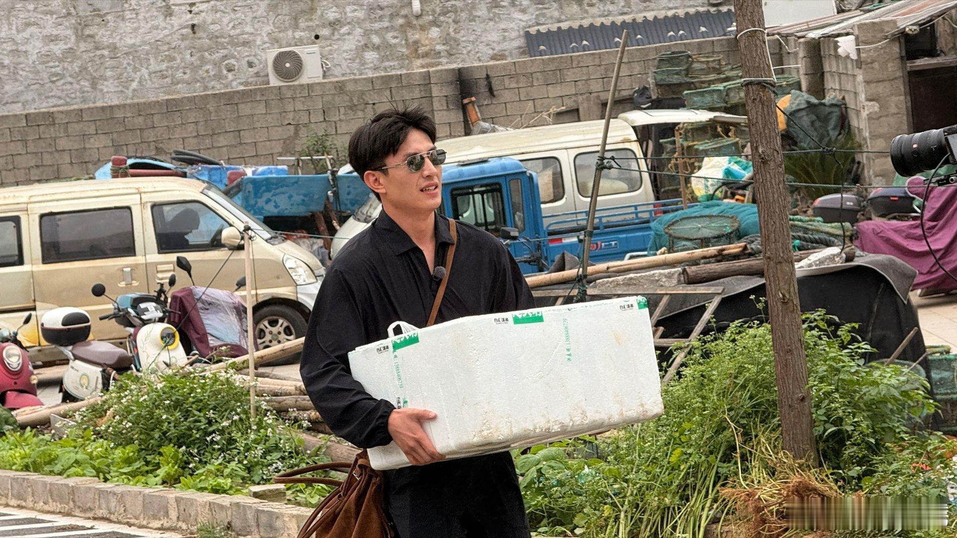 刘萧旭带帝王蟹录综艺刘萧旭出道后首个综艺《短剧X家族》路透来袭，刘萧旭黑衣造型搭