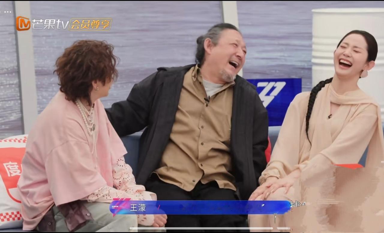 三宝老师和千百惠夫妻帮儿子公费追星王濛
王濛在三宝老师家儿子小米的画上站了c位。