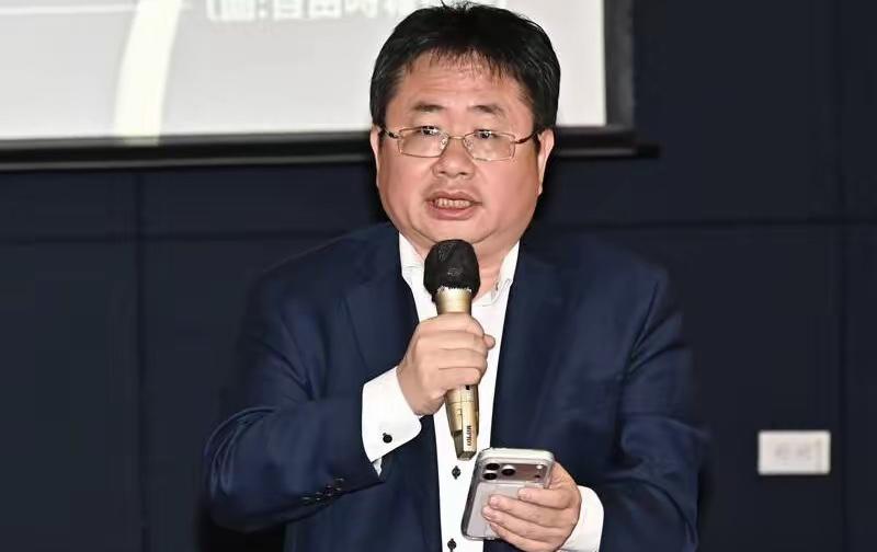 矢板明夫美化日本殖民 台湾人喊"认同"。

一个日本裔写手，隔着海教台湾人"重新