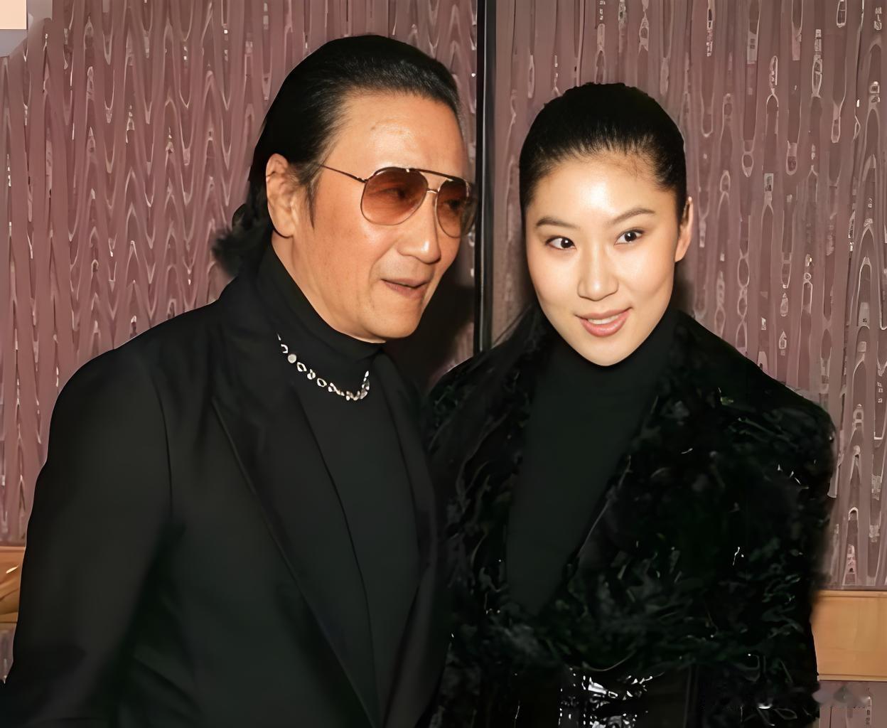 港媒惊曝谢霆锋之父谢贤去世，享年89岁，谢霆锋已回港办理后事…
 
谢贤，原名谢