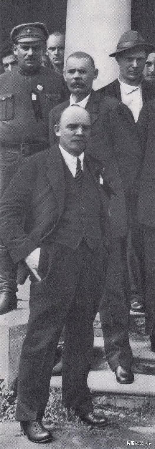 列宁和马克西姆·高尔基与出席共产国际第二次代表大会的一组代表合影，1920年7月