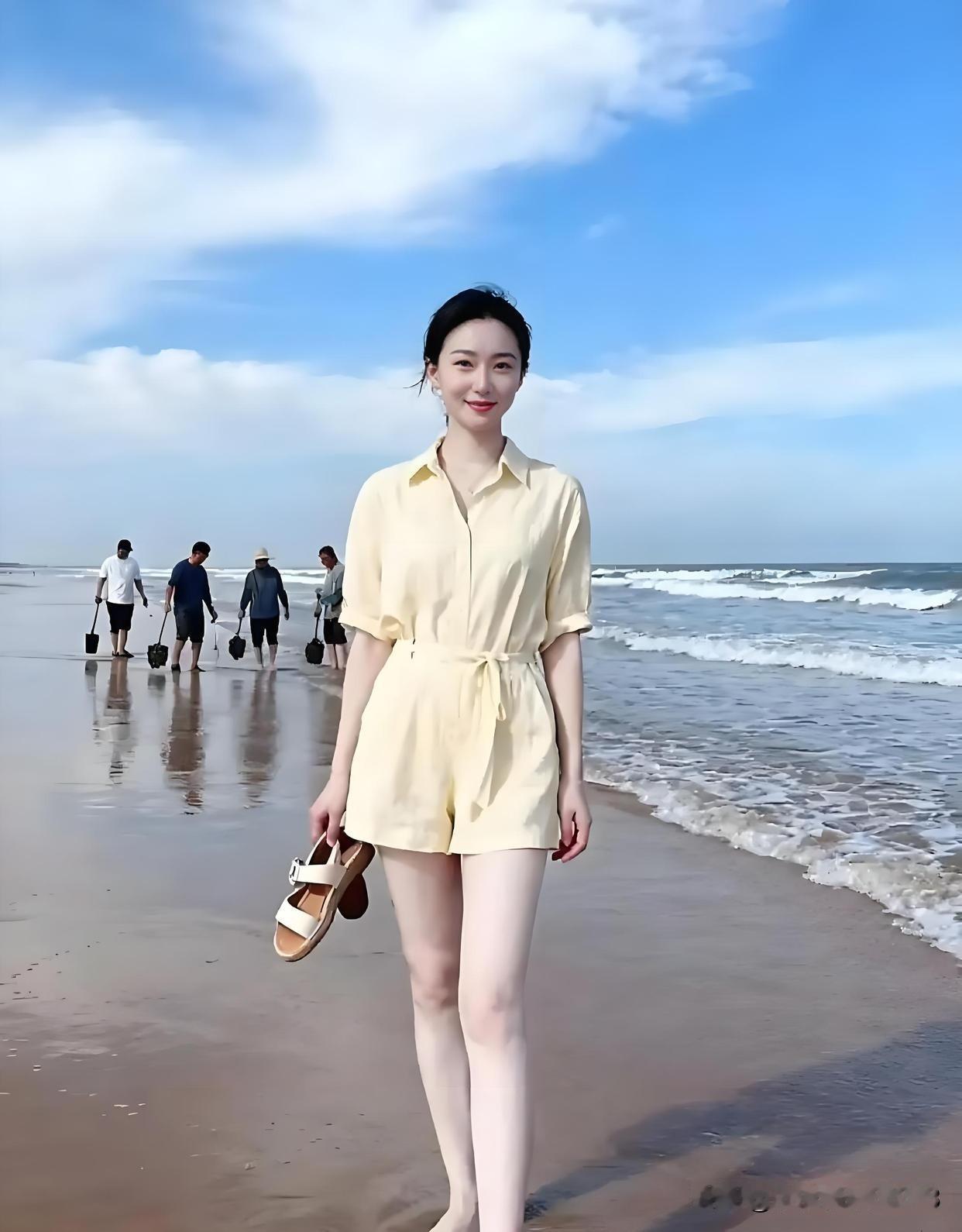 说实话，这气质、这颜值真的绝了！海边随手一拍，整个人清爽又大方。
 
很多人出门