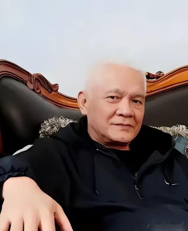 这位发际线后移，穿黑色外套，有白头发的男演员如今快70岁了，是曾经的荧幕硬汉形象