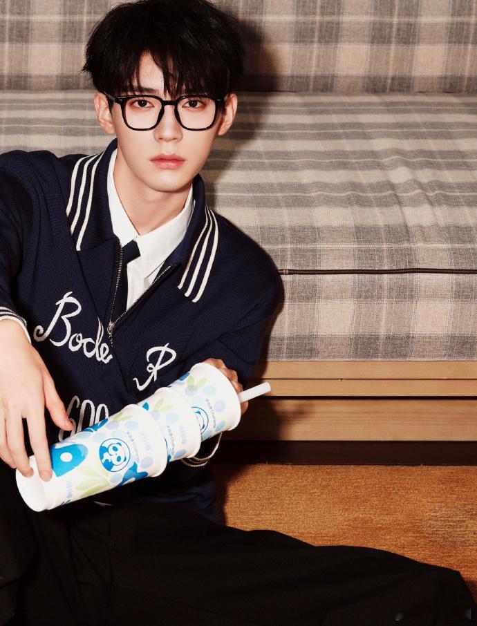 #周翊然蓝色衬衫清爽感##周翊然昨天男大今天男友# 周翊然身着蓝色衬衫，那清爽感