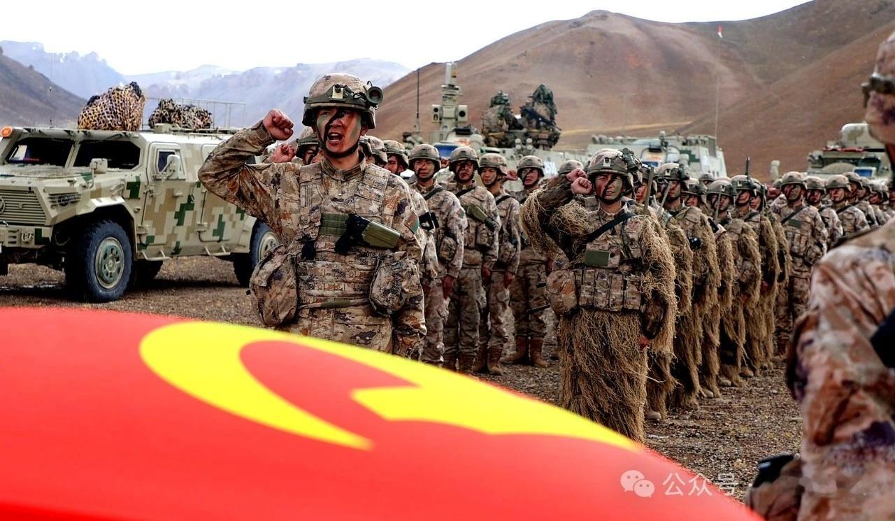 正在喀喇昆仑高原驻训的新疆军区某部组织默哀和宣誓活动（西部战区） 