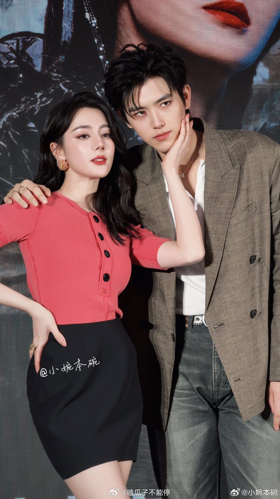 迪丽热巴、陈飞宇昨天白日提灯追剧团这组图神了，好有张力