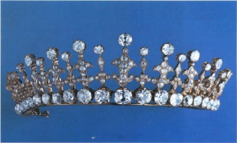 珠宝 曾属于希腊索菲亚王后的钻石鸢尾王冠，最开始是她亲妈维姬嫁到普鲁士时娘家的嫁