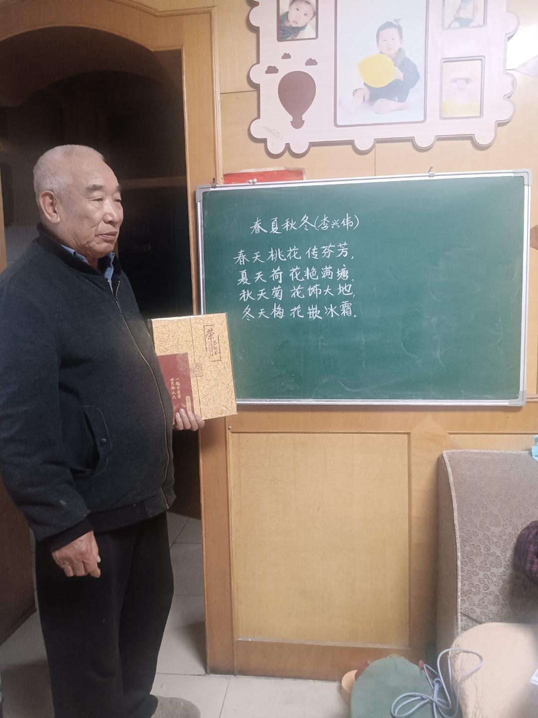 文房四宝
藏头诗
文/李兴伟
琴棋书画称四宝，
棋界交锋兴味高。
书中可将心意表