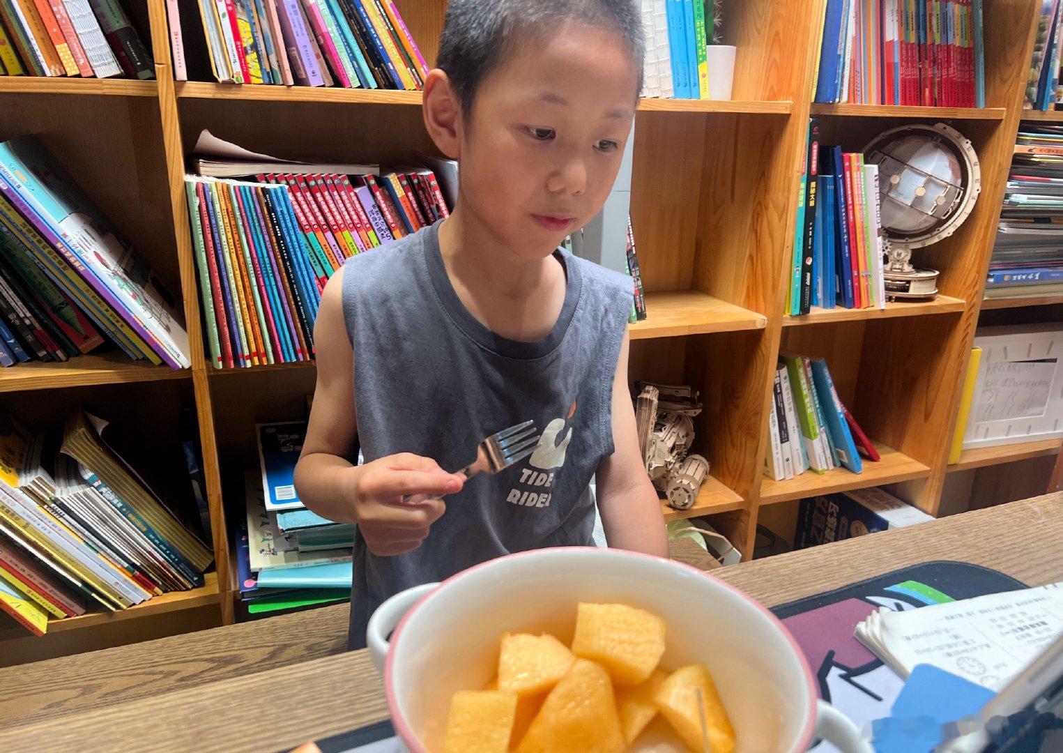 今天10点接回来了有点肚子疼～下午在家活蹦乱跳每次遇见这种……又可气是又心疼心疼