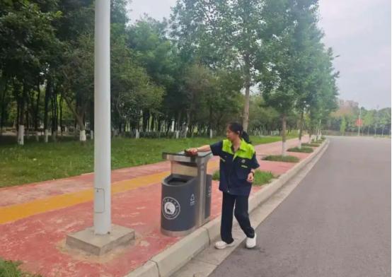 “普通人还真未必有这样的勇气！”33岁的环卫工带着2个孩子，一边在大学里做保洁，