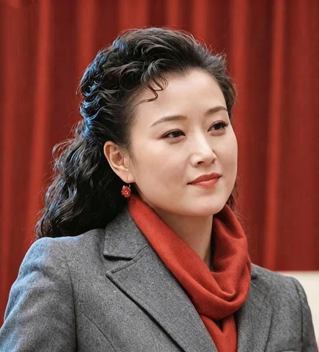 宋祖英穿上礼服是歌唱家，穿上便装就是贤妻良母。人长的好看，穿什么衣服都觉得合身，