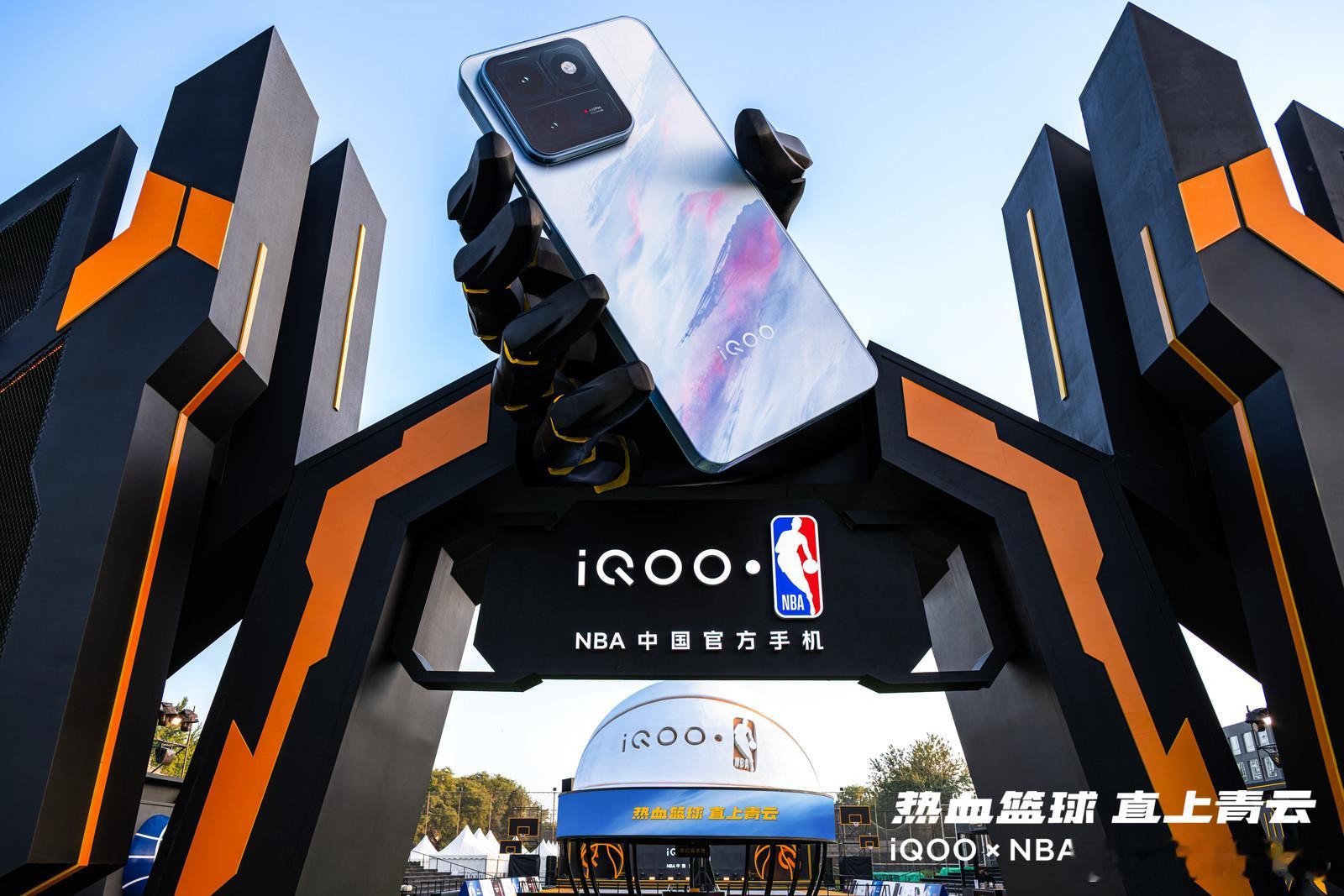 白天打卡机甲大门，夜晚奔赴青云竞技台巨型iQOO15T装置超出片，红蓝对战台随时