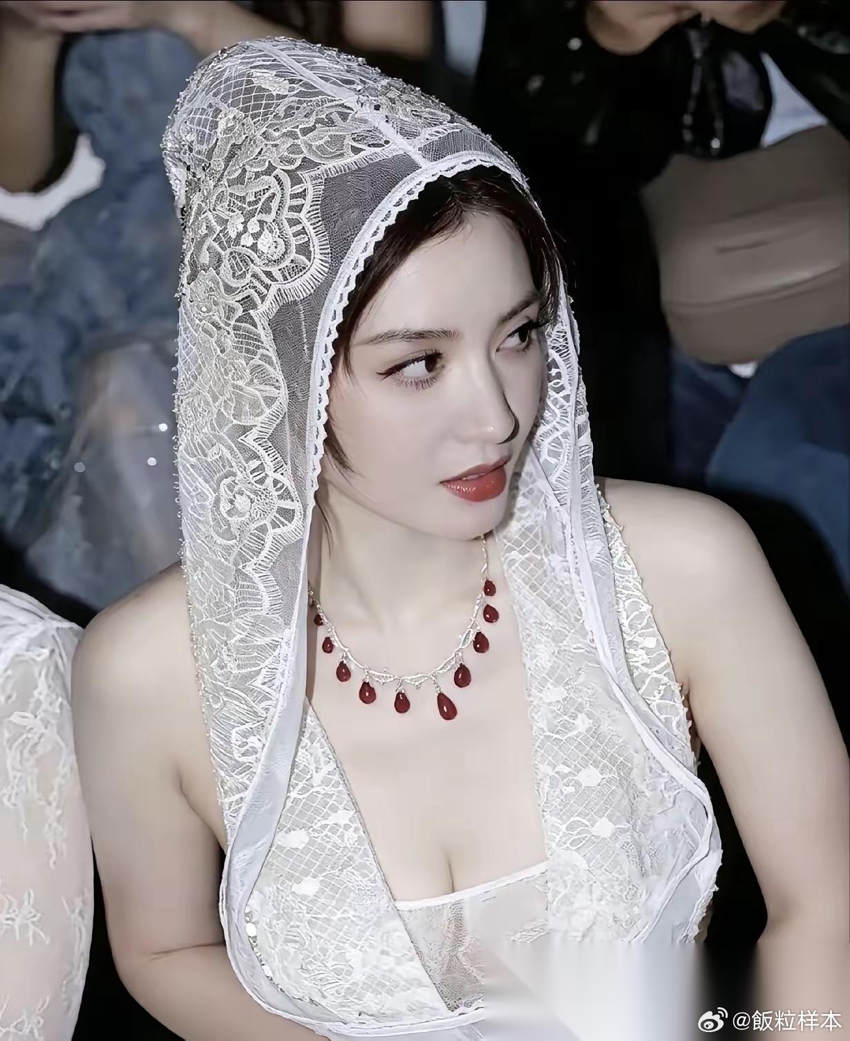 张萌的确是美女 年轻时候的她有异域风情的感觉 最重要的是她本人皮肤很白，肤如凝脂