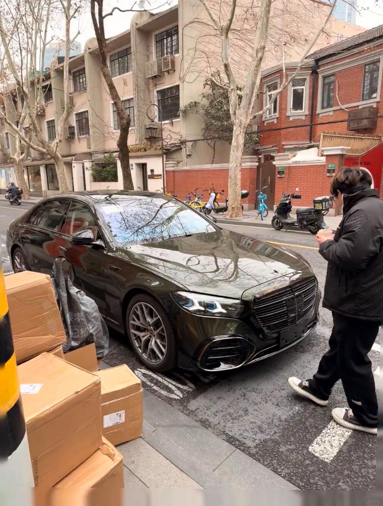 新款奔驰s.上海街头偶遇新款s级，看起来e里e气的