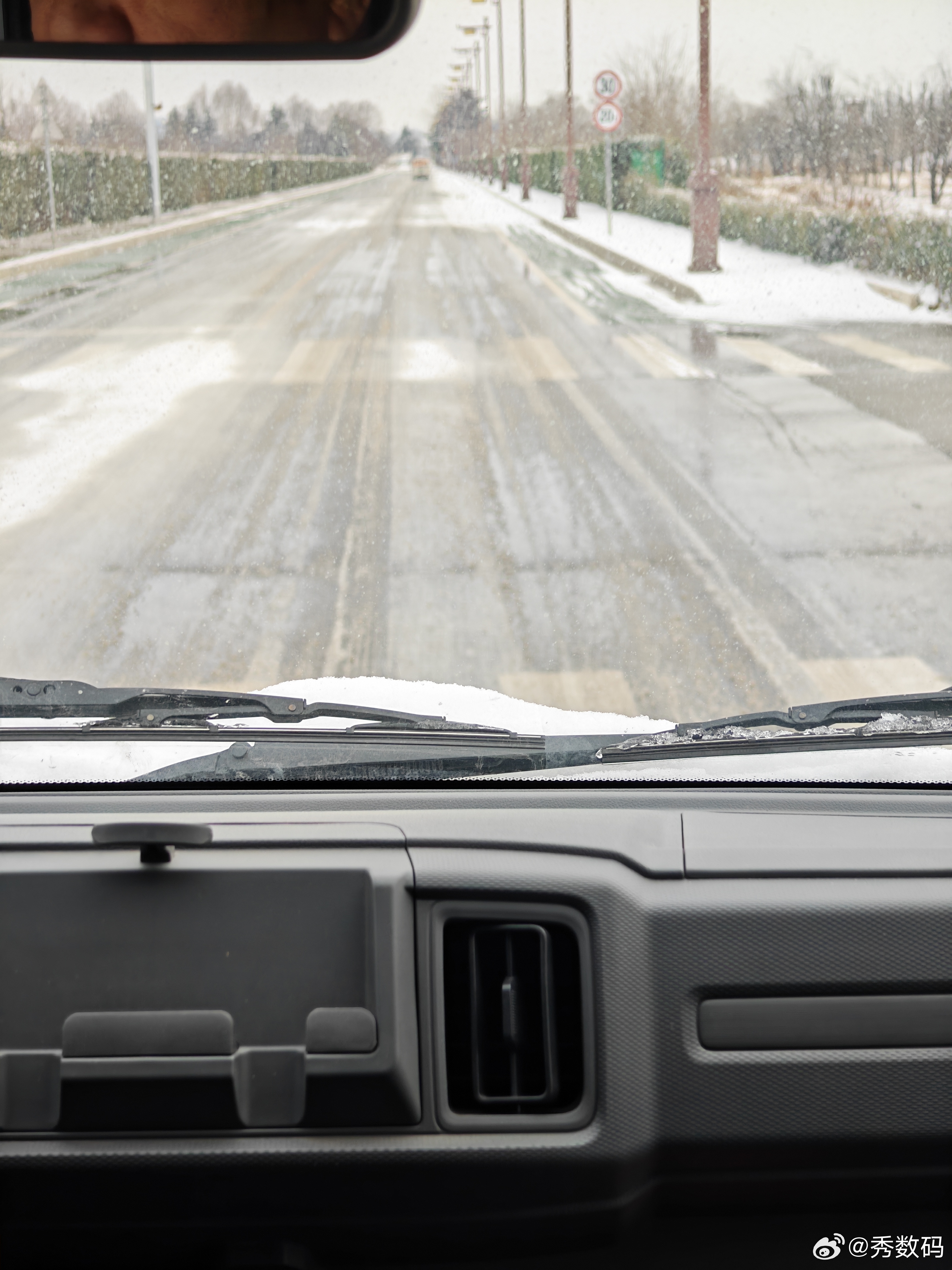 刚从珠海回到西安，发现昨天西安下雪挺大，车上厚厚的一层雪，车少的路面还有雪，也可