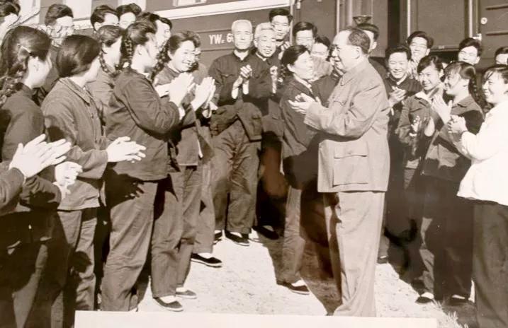 珍贵的一张历史照片。
这是一张1961年，毛主席和列车乘务员在一起交谈时留下的一