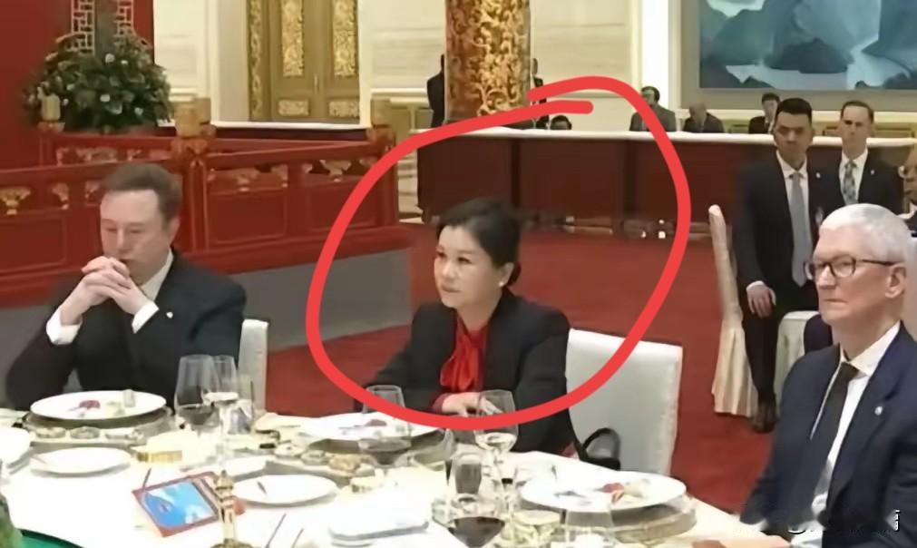 参加晚宴的周群飞，坐在马斯克和苹果老大中间，可见她的能力和实力。

她是蓝思科技