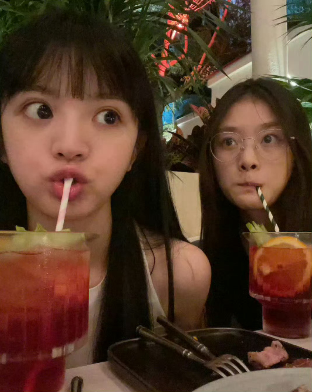田曦薇晒照为肖露庆生依旧每年按时祝福，依旧置顶，不敢想我闺蜜是田曦薇该有多幸福对