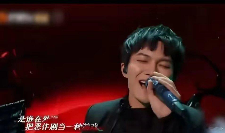 好声音淘汰的超越冠军级的选手。一：周深那英说：对不起周深，我喜欢李维，把周深给淘