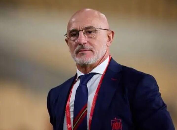 西班牙国家队主帅德拉富恩特在与与媒体RNEdeportes交谈时谈到亚马尔突然退