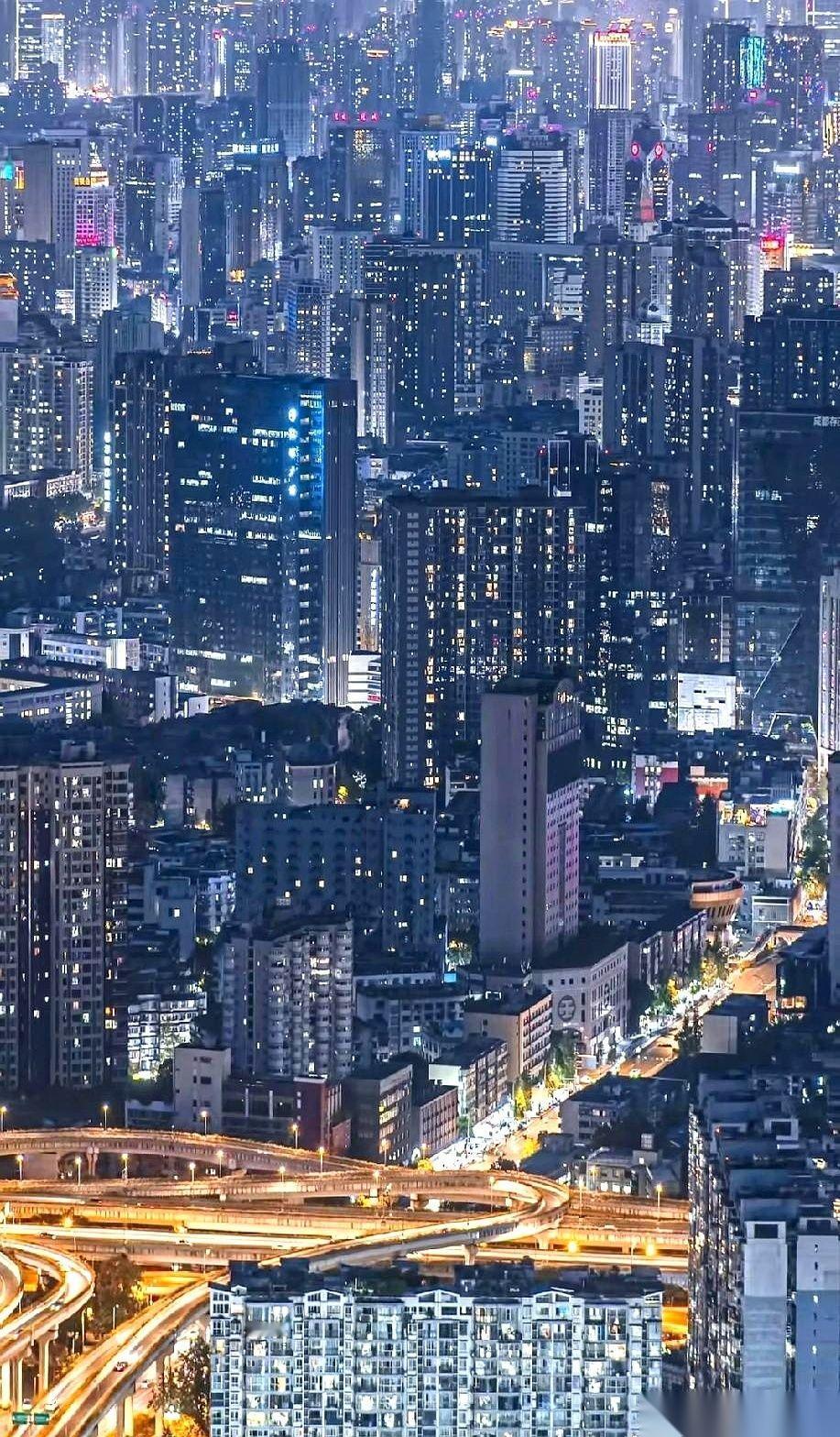 前三季度，多赚了2317个亿。
很多人对四川的印象，可能还停留在火锅、熊猫、九寨