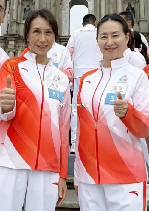 何超凤i澳门逛书店被偶遇！低调穿搭没带保镖，她才是赌王家族赢家。何超凤在澳门被偶