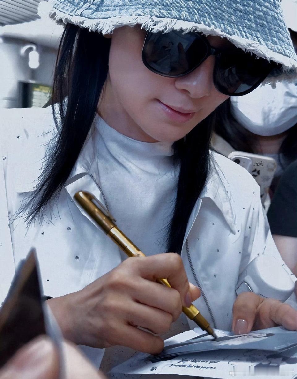 陶昕然浪姐二公上班路透路透里陶昕然笑容灿烂元气拉满，和粉丝亲切交谈毫无架子，温柔