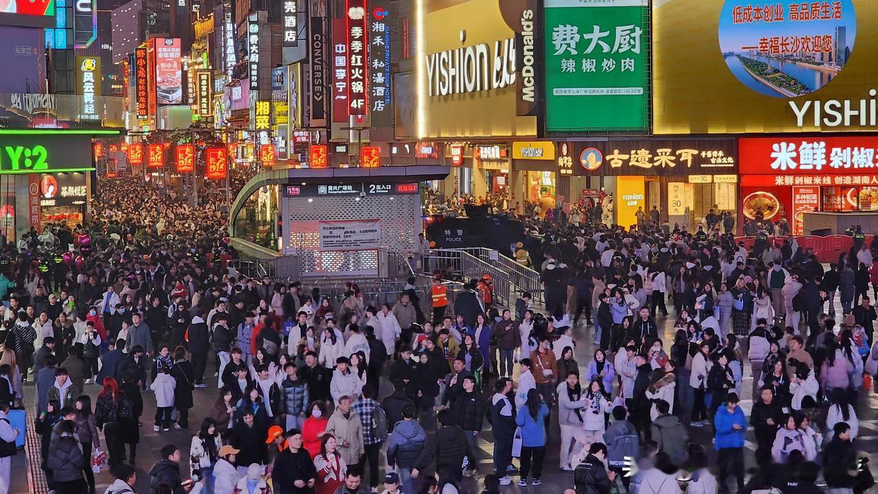 此时此刻长沙步行街
24点会怎样？