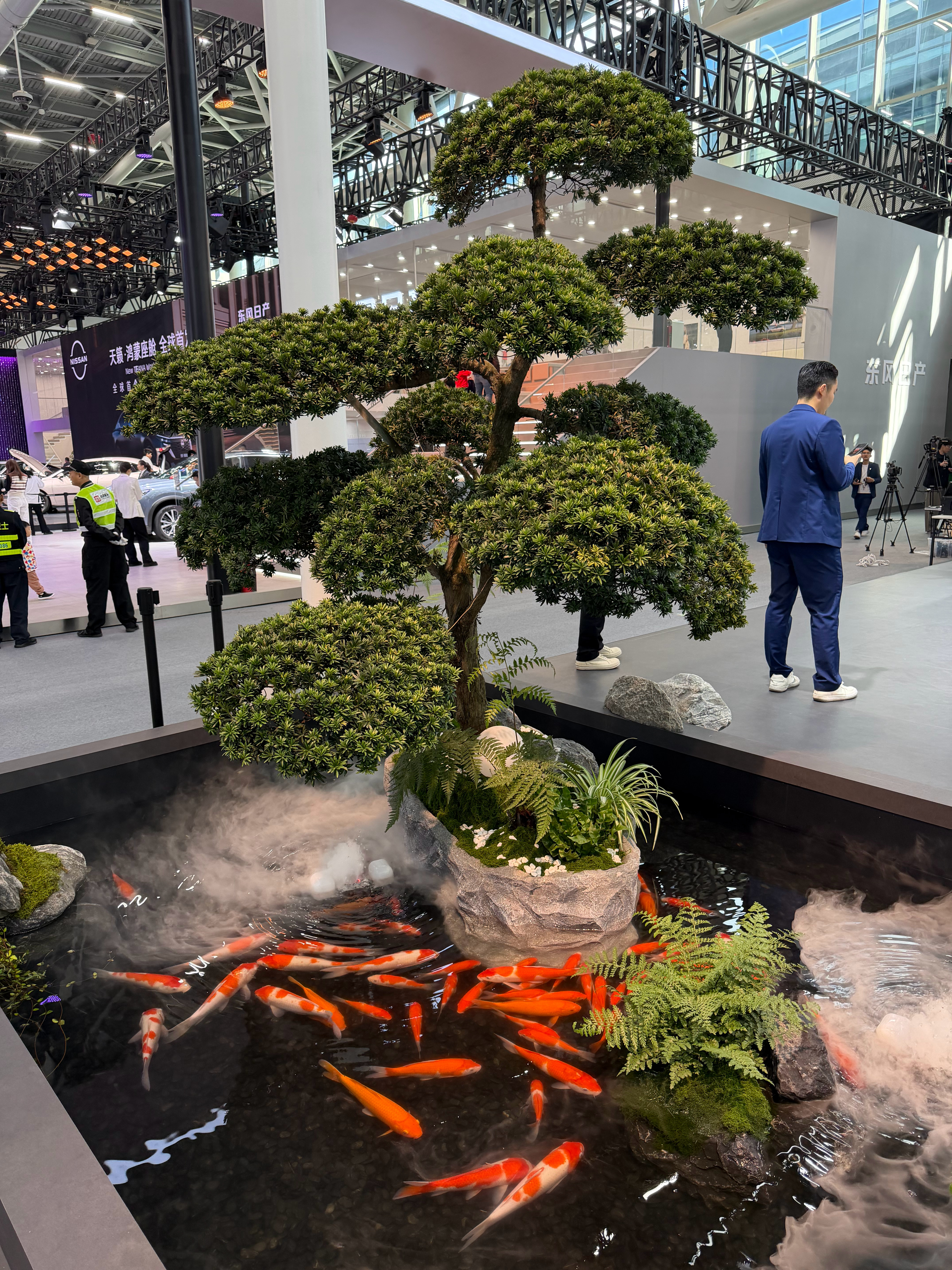 岚图展台真高级。都养鱼啦