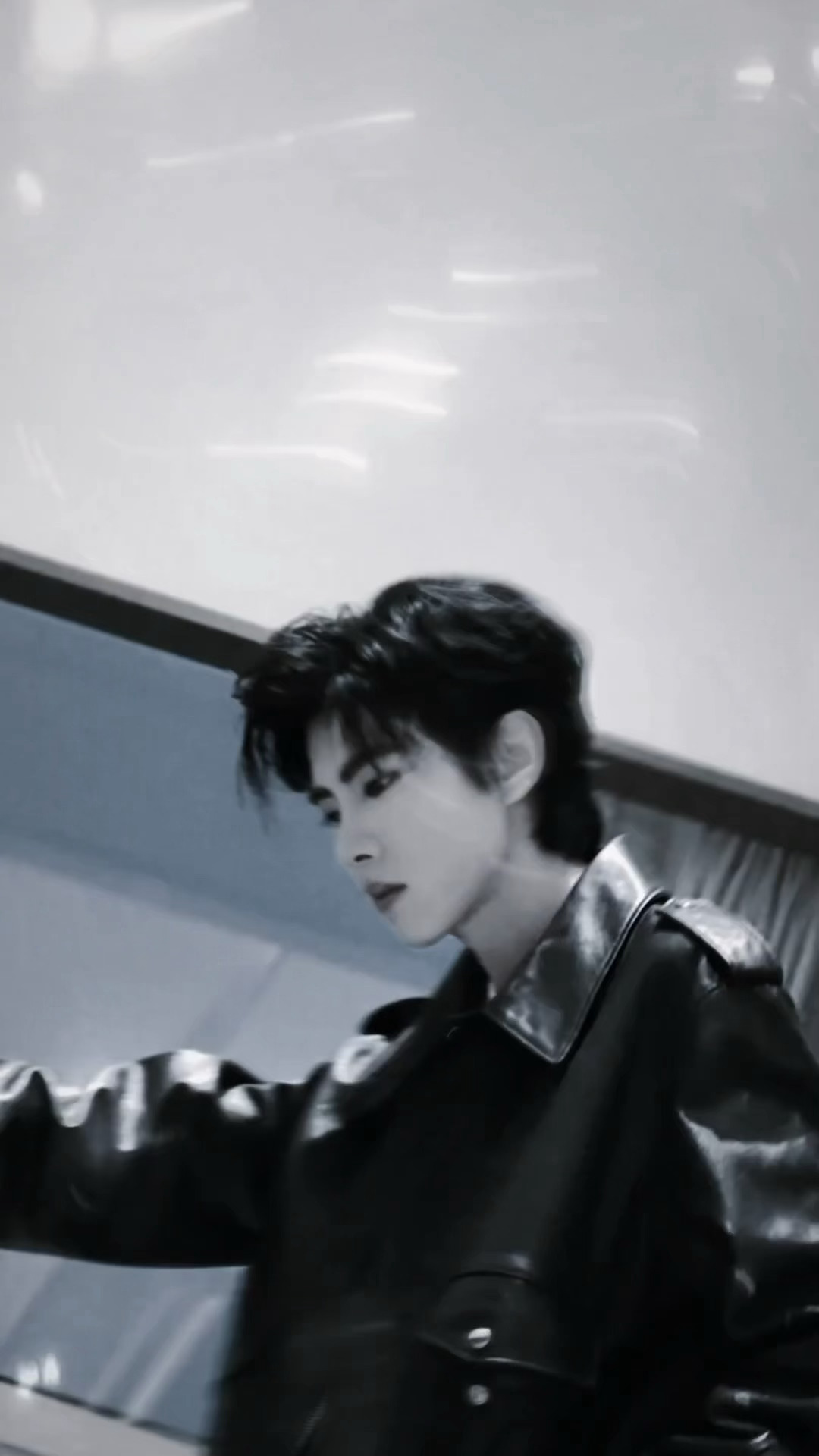 刘轩丞小皮衣穿起来刘轩丞今日份新鲜营业，黑色皮衣look好酷帅