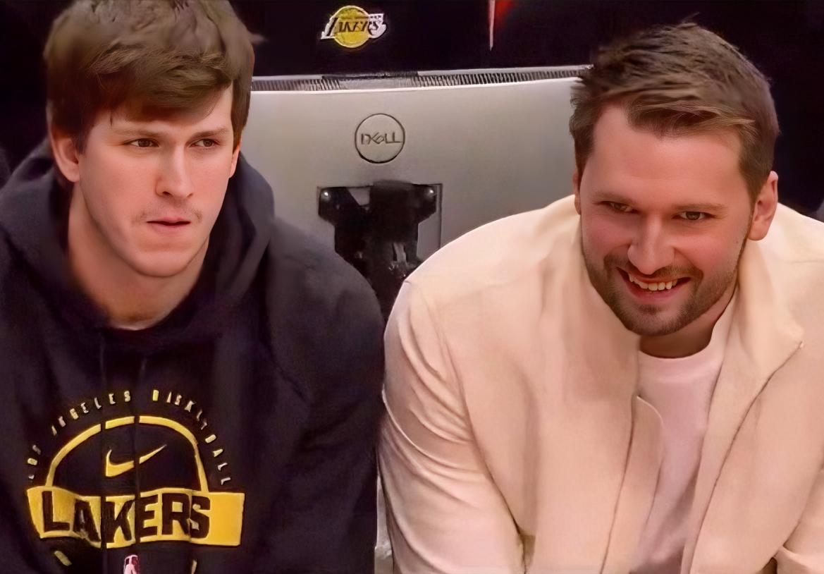 争议拉满！球队落后绝境，湖人老大东契奇场下满脸笑容太离谱！

湖人客场迎战火箭季