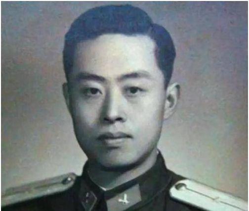 李银桥心中一直崇拜毛主席，韩桂馨与他聊天突然提出问题：你以后会不会对主席变心呢？