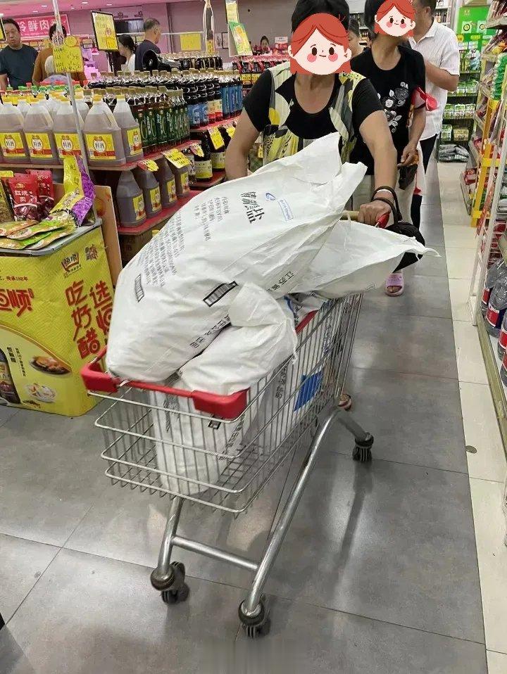 超市抢盐的，这脑子进水了，而且是核废水。[允悲] ​​​