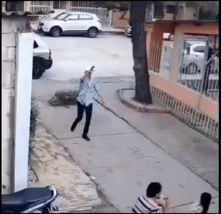 国外一男子持枪抢劫路人！
结果他在举枪瞄准时，弹夹突然从手枪里滑落，掉了下来？