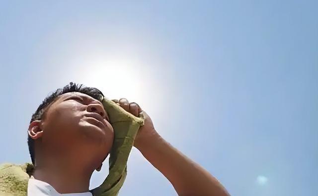 炎热的夏季，空调吹得凉爽，冰淇淋吃得爽，似乎是最舒适的生活状态对于心脏病患者来说
