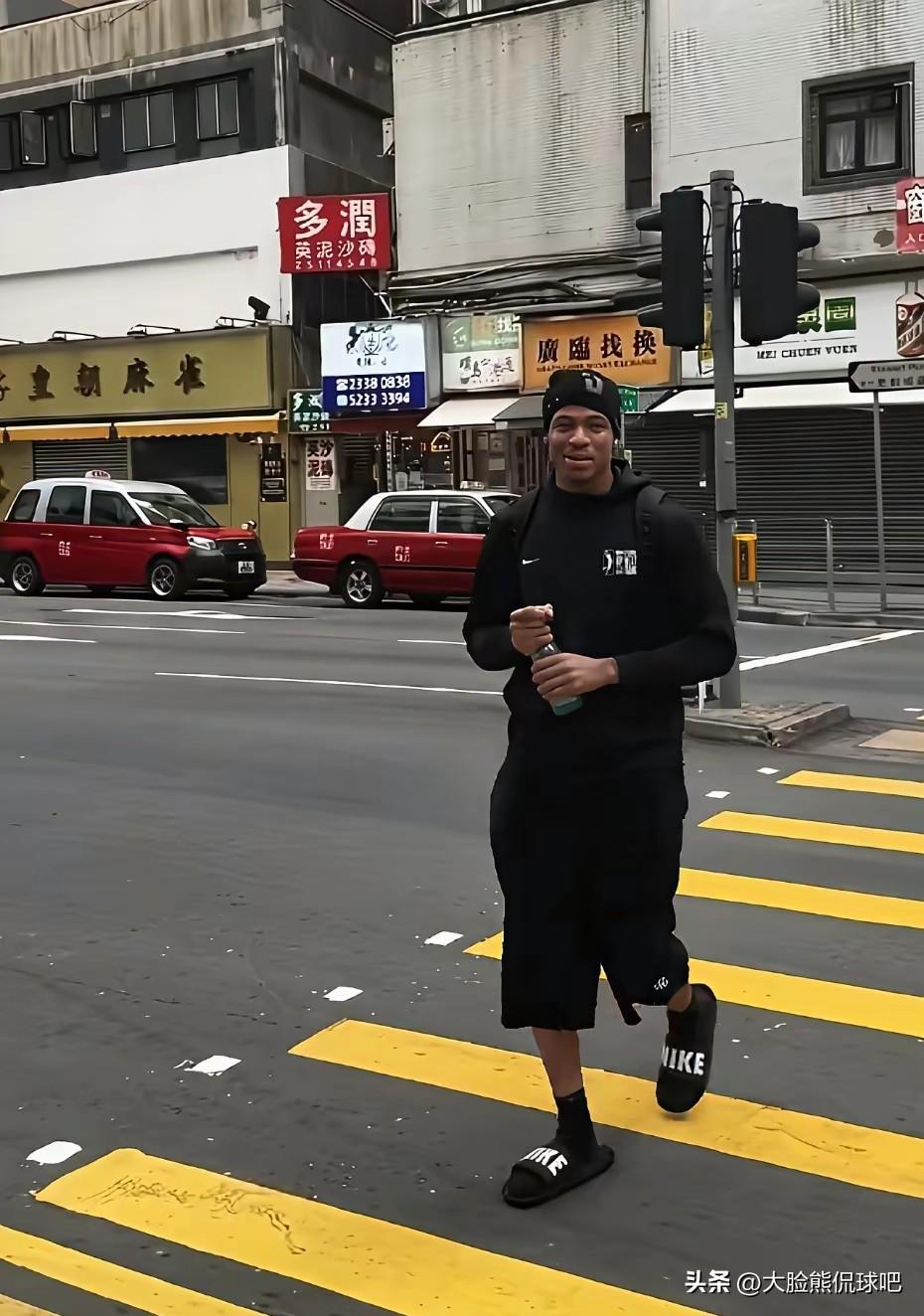 好消息，山东新外援约翰逊抵达香港！
今天传来山东男篮最新消息，新外援约翰逊已经抵