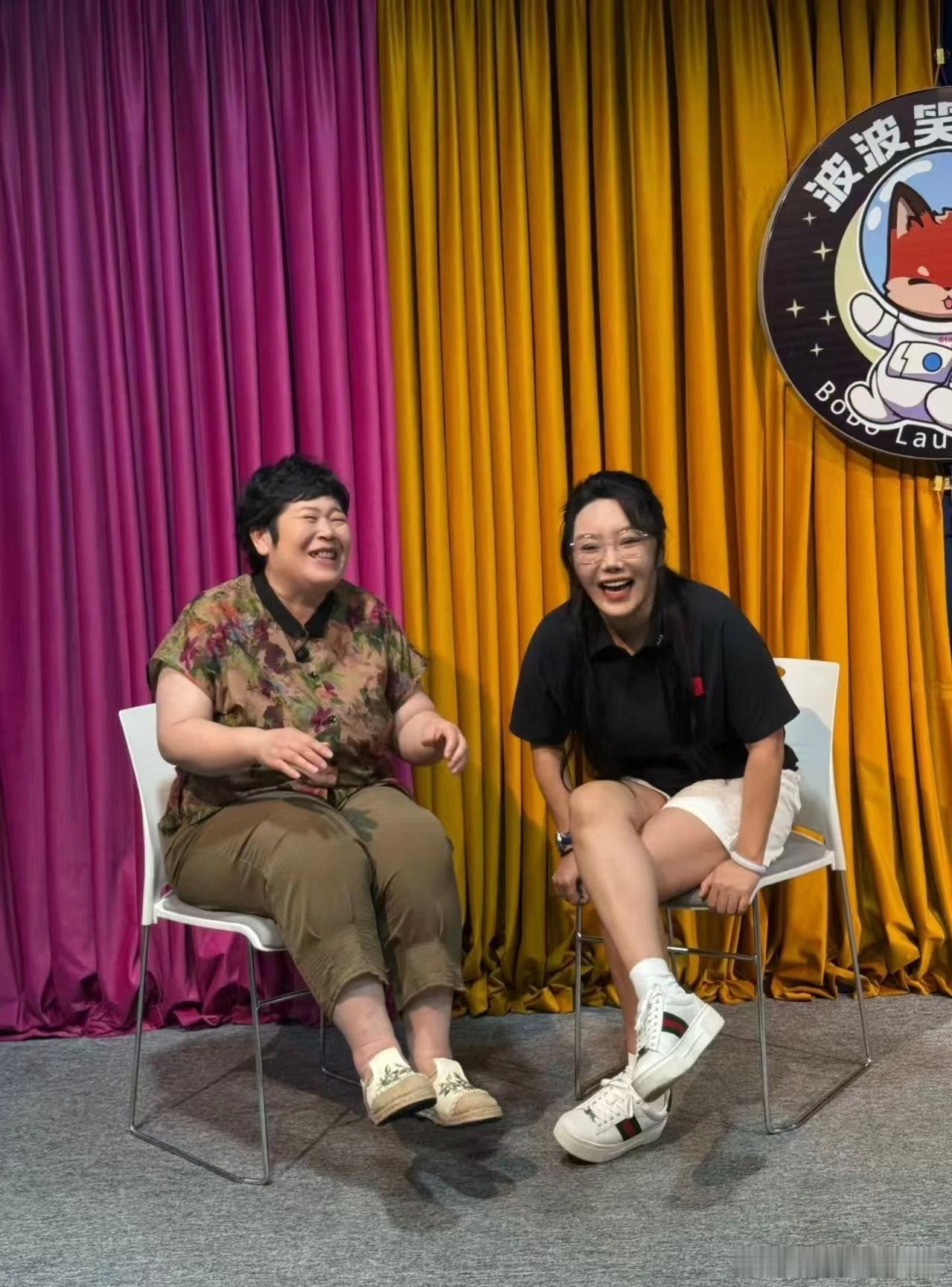 房主任穿旗袍原来是在致敬李波 2023年左右，李波在临沂演出时，房主任作为观众参