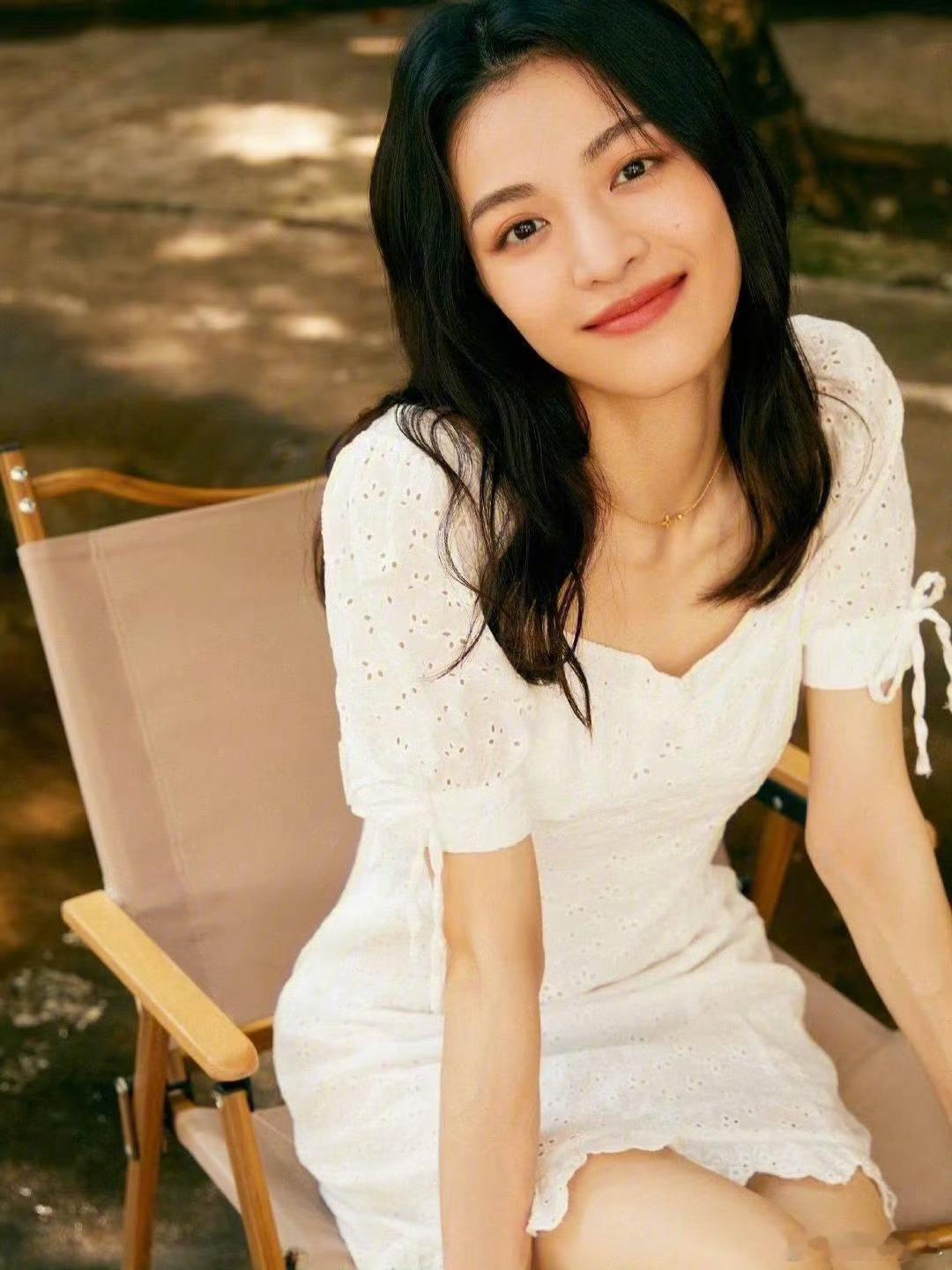 戴眼镜的钟楚曦超绝松弛感这个松弛感太好看了好吗～这个穿搭真的够我学十年的作为常年