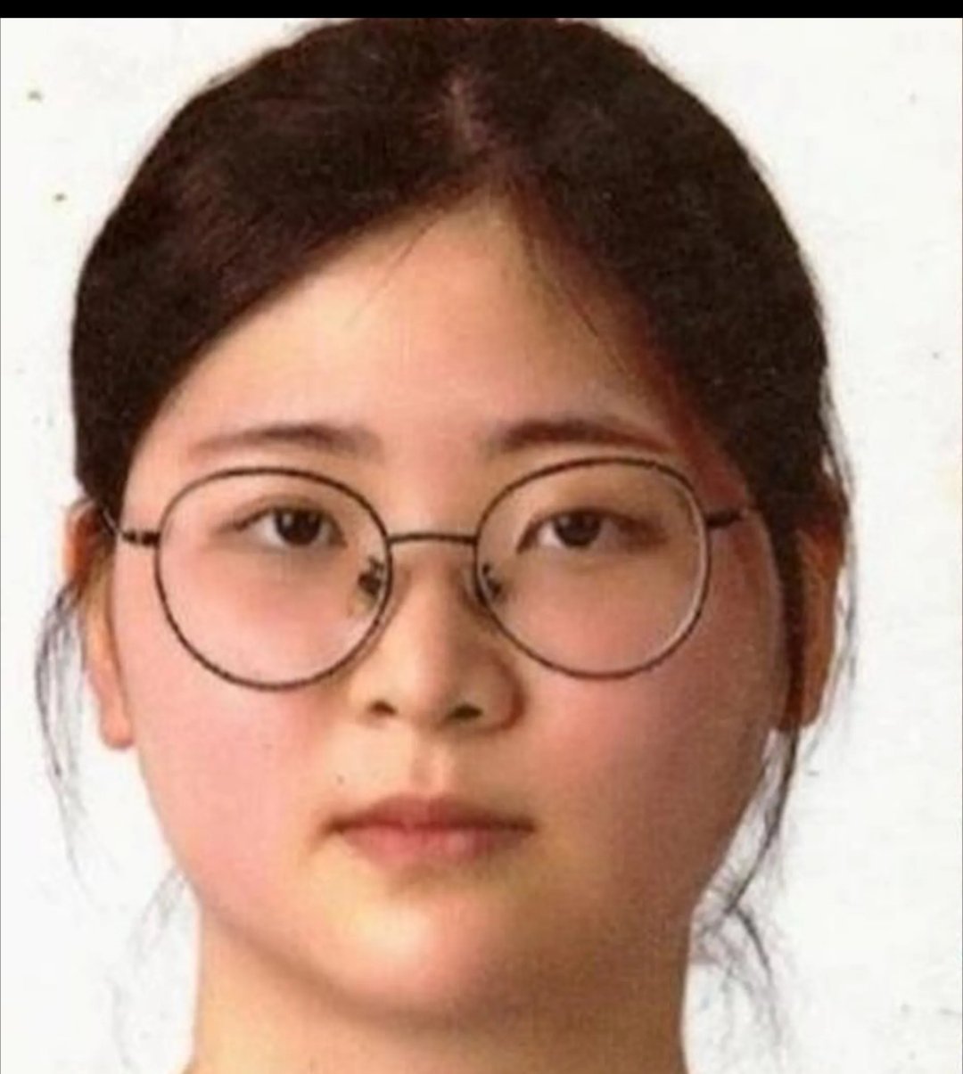 韩国23岁宅女杀人犯，不好意思这面相我遇到了都不会把她往杀人犯方面想。她的眼睛是