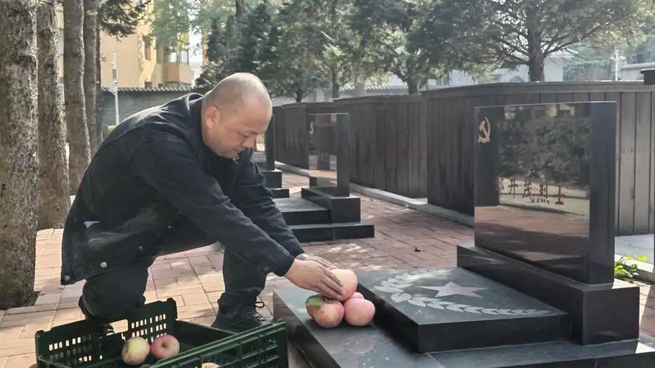 沈阳大哥拉1650个苹果奔丹东，蹲守烈士陵园给烈士分“甜头儿”
 
10月25日