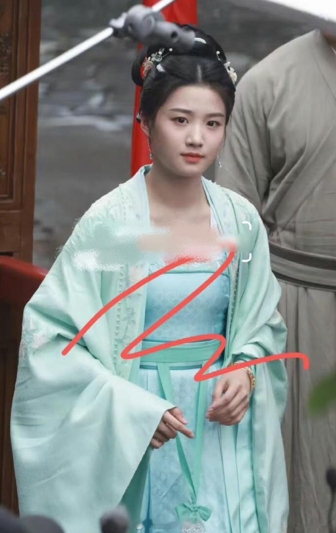 网友抓着早起还没消肿的卢昱晓吐槽又胖了，抱歉这种算是胖吗？看看状态恢复后的小🐧