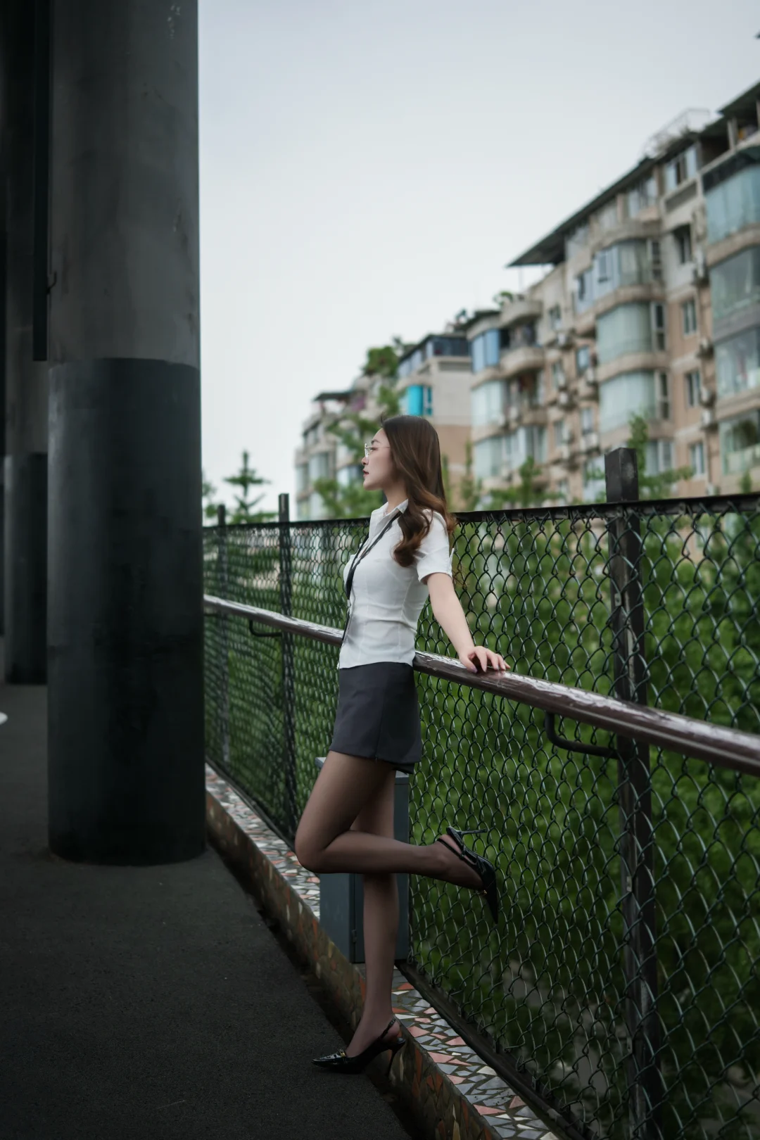 戴金丝眼镜 做斯文女人