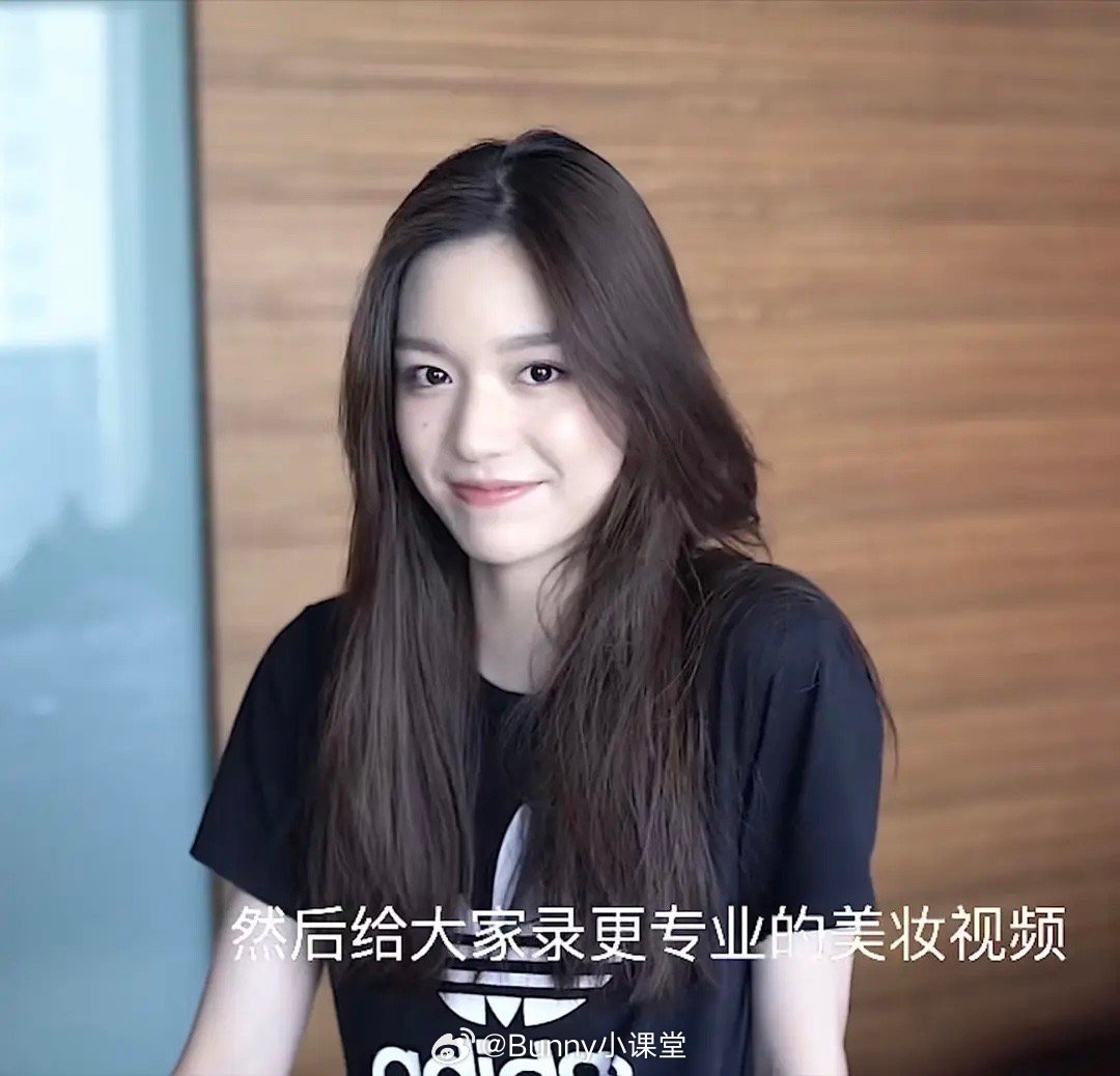 竟然有很多人不知道綦美合长什么样，她早期分享过美妆视频，确实挺漂亮的…… 