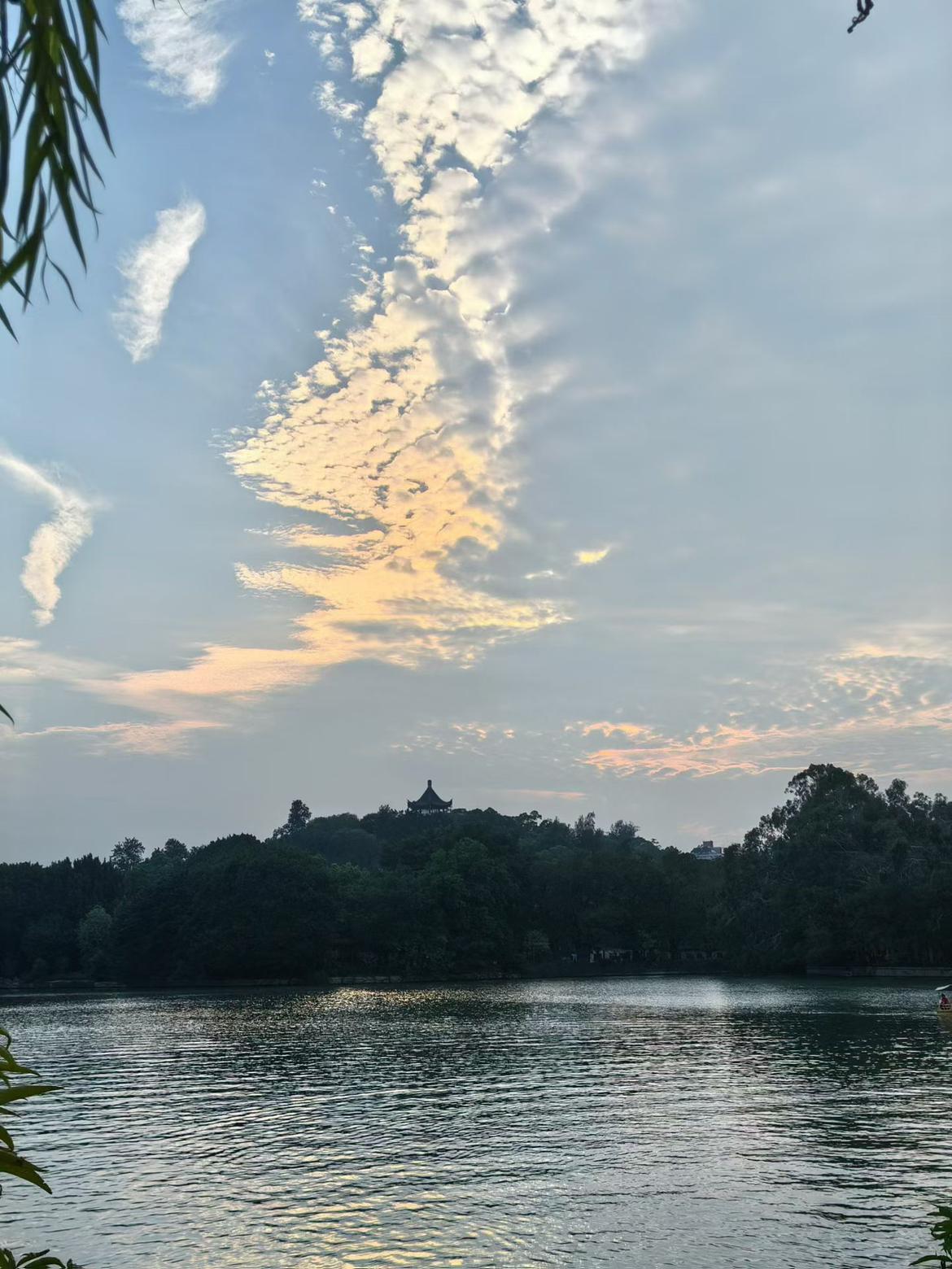 我的今日状态：😁轻松愉快
我这里的天气：晴朗

周五晨光正明媚，公交人潮心亦醉