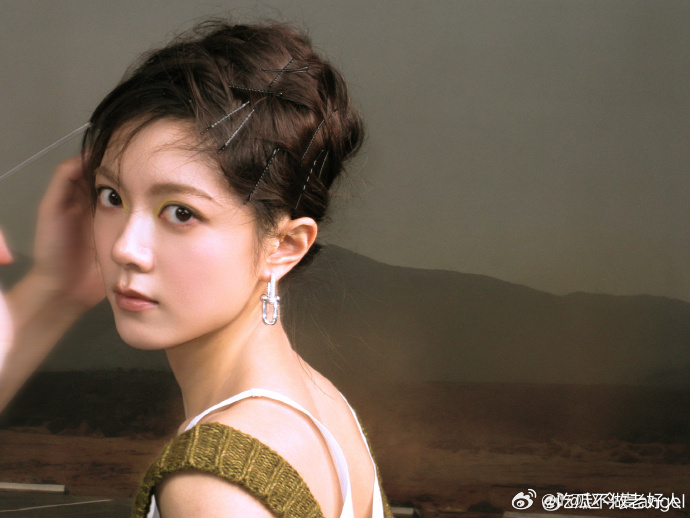 赵今麦满头小夹子赵今麦盘发公主头 满头小夹子好可爱，盘发公主头太美了 ​​​