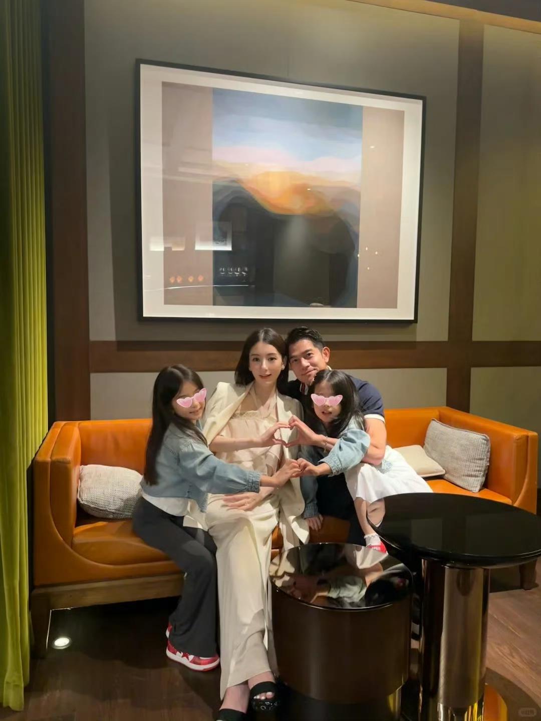 很多人坚持说郭富城不爱他老婆方媛什么的，但当年高调官宣恋爱，给方媛女友身份，在香