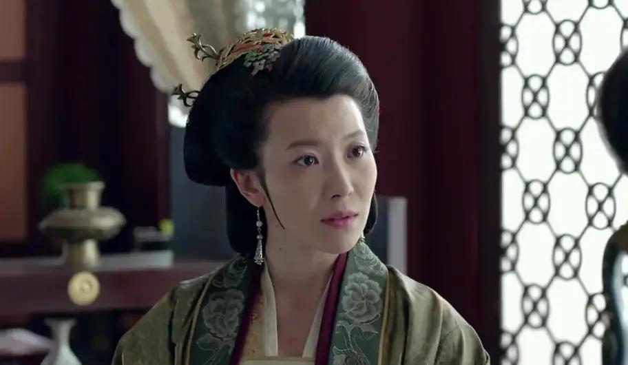 排行老十，前面九个哥哥。按规矩，皇位跟他半毛钱关系都没有。但偏偏就是这个7岁的小