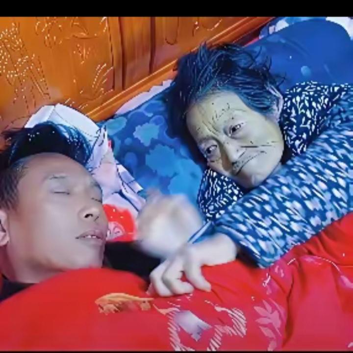 泪目了! 男子伺候病危的母亲，由于太疲倦睡着了，醒来时，发现母亲已经走了。

回