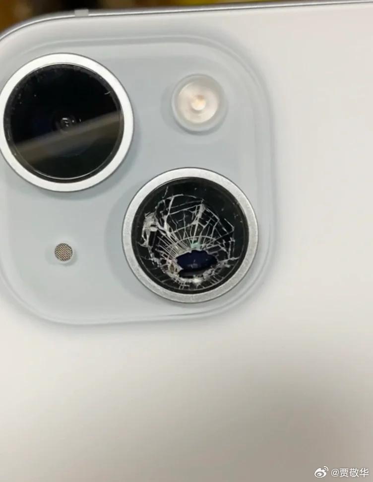 维修小哥刚接待了一位漂亮小姐姐，iPhone的后置摄像头直接碎掉了，维修要100