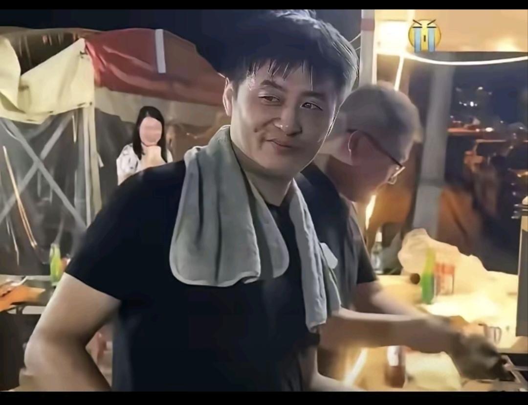 这也太像了吧，简直是一个模子刻出来的！第一二幅图，河南平顶山烧烤店主陈杰，第三幅